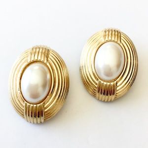 🦋 Givenchy 1980s clip-on earrings faux pearl gold